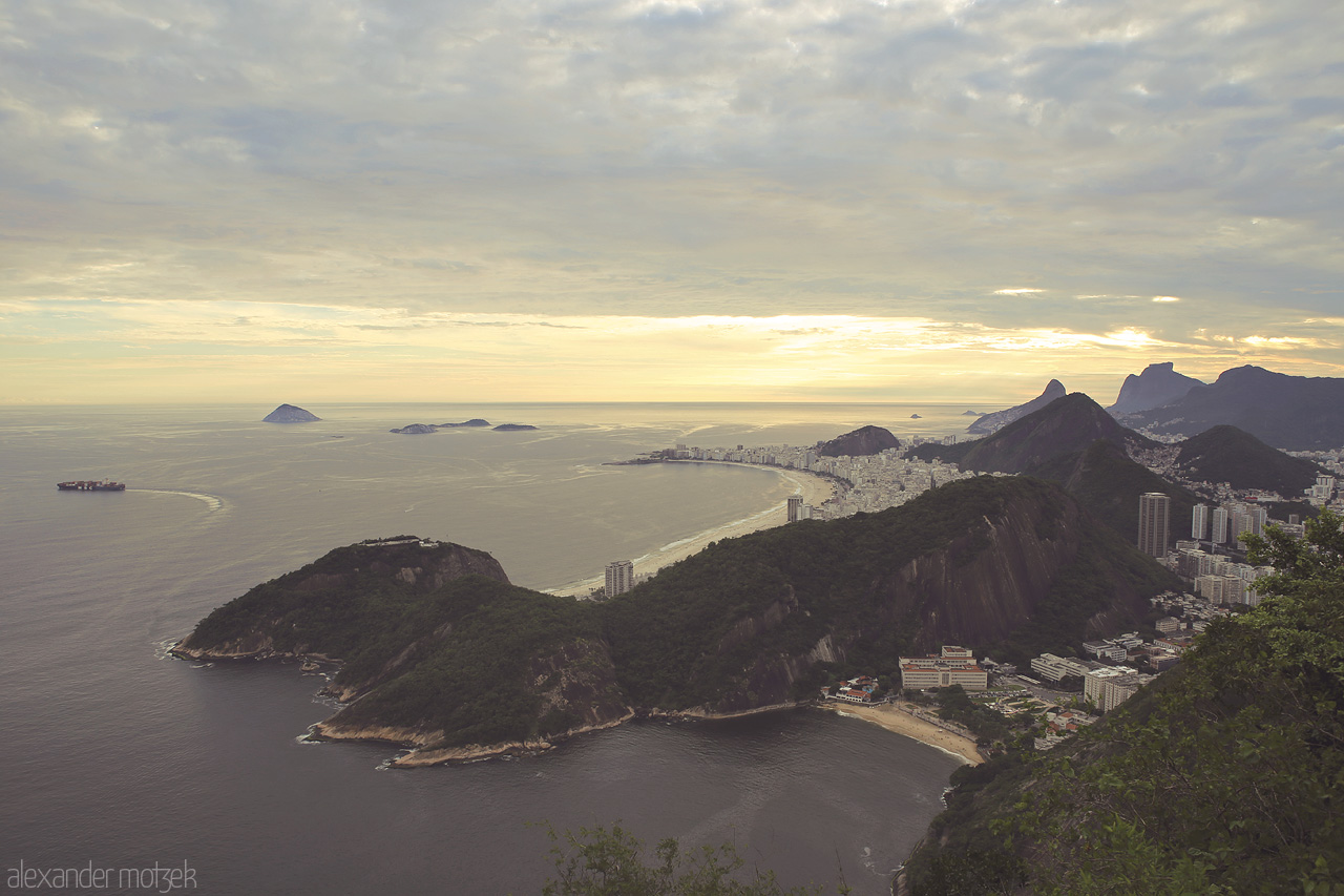 Carioca Dreams Foto von Gaze upon Rio's coastline where city and nature entwine, kissed by golden dawn. Sugarloaf and sea serenade the spirit.