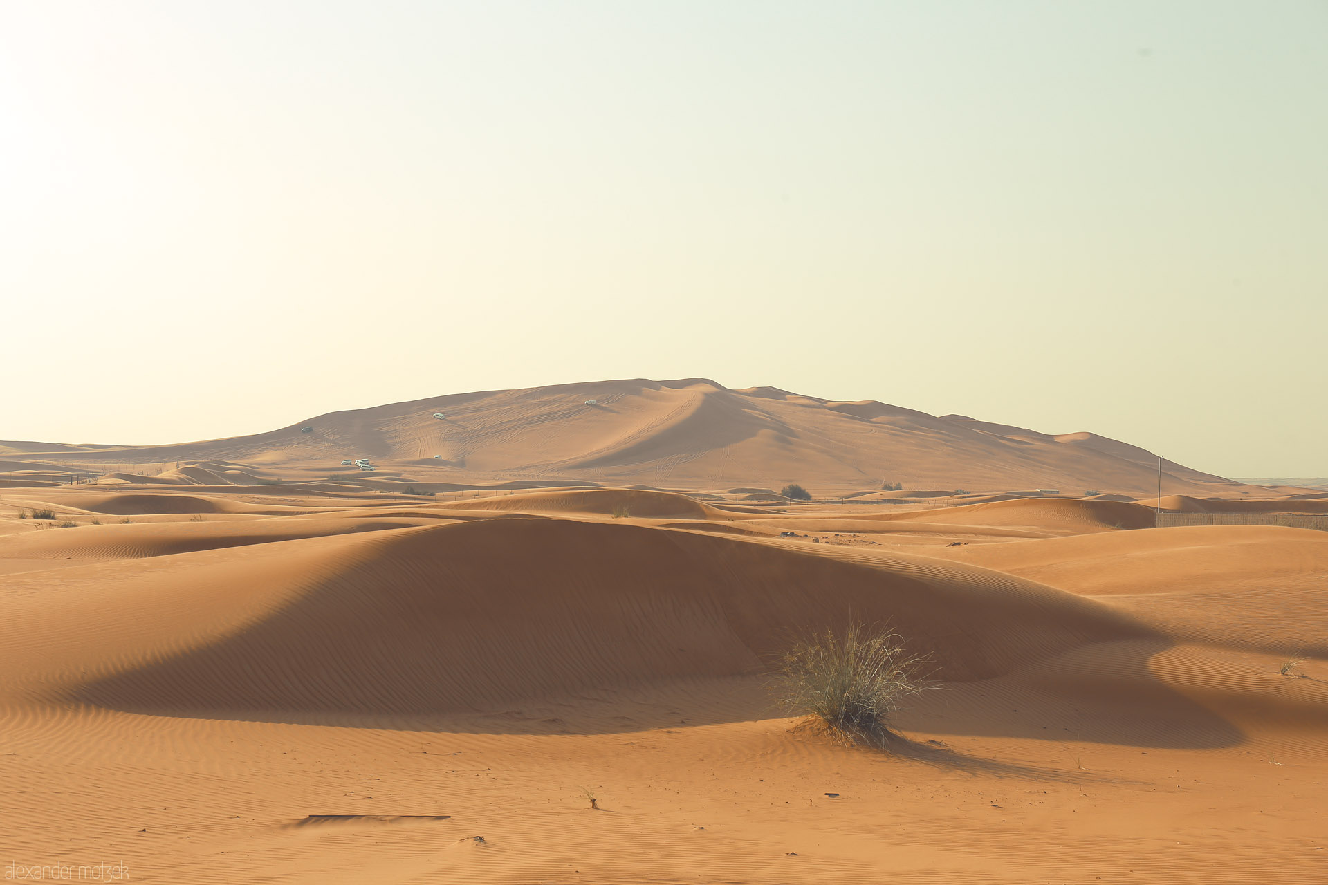 Sharjah's Silent Sea Foto von Golden sands ripple beneath a pale sky in Al Madam, Sharjah, where desert silence and distant dunes tell stories of the UAE.