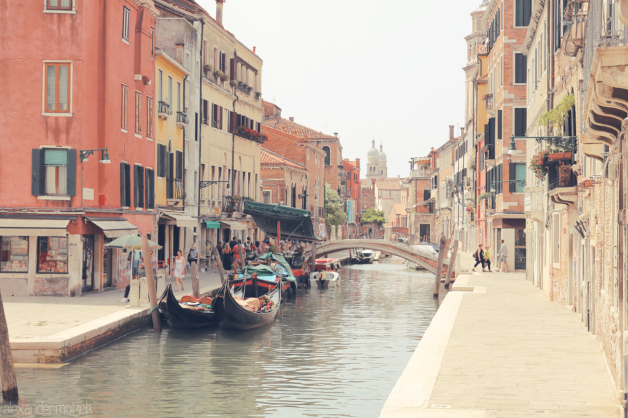 Canal's Caress Foto von Gondolas glide on serene waters, embraced by the timeless charm of Venice's historic architecture.