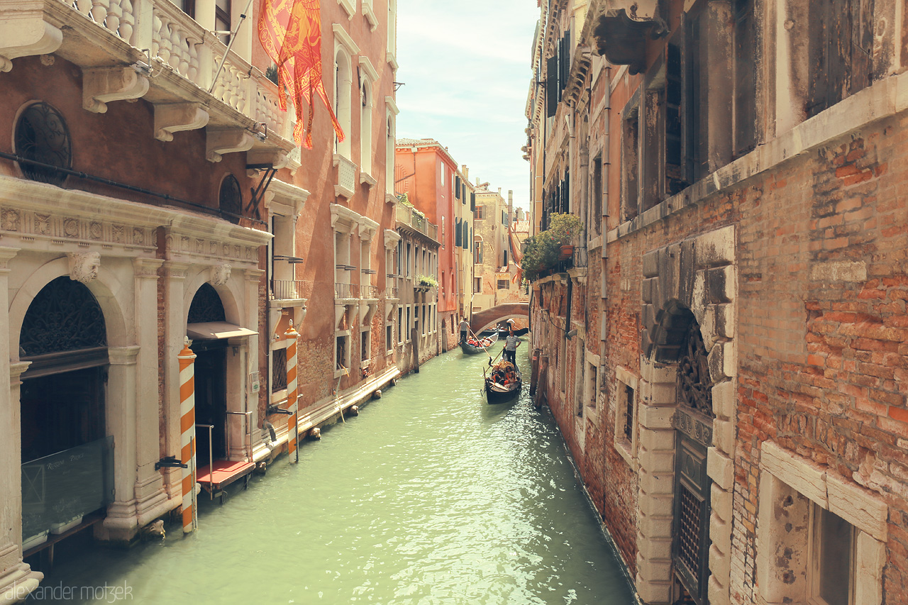 Canali Incantati Foto von Gondolas glide through Venice's sun-drenched canals, embraced by the timeless architecture of La Serenissima.