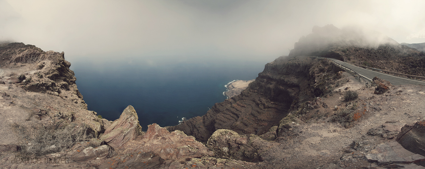 Foto von Gran Canaria Panorama Berge Wolkenberge prallen gegen Berg