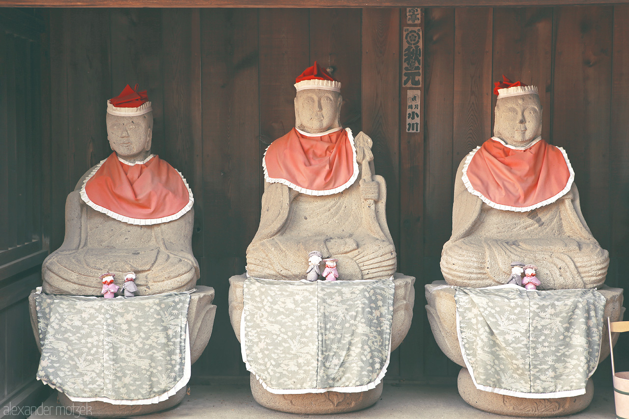 Jizo Foto von Große und kleine Jizo Statuen in Takayama