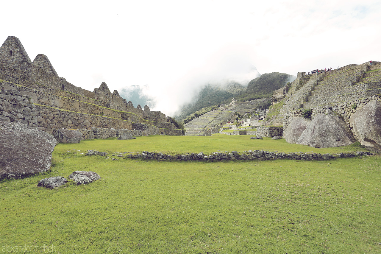 Machu Picchu Foto von Großer freier Platz auf Machu Picchu mit Machu Picchu Mountain im Hintergrund