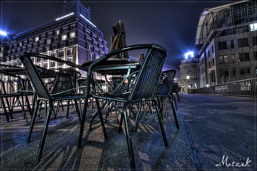 Le Café Foto von Hamburg Nacht Stühle vor Steigenberger