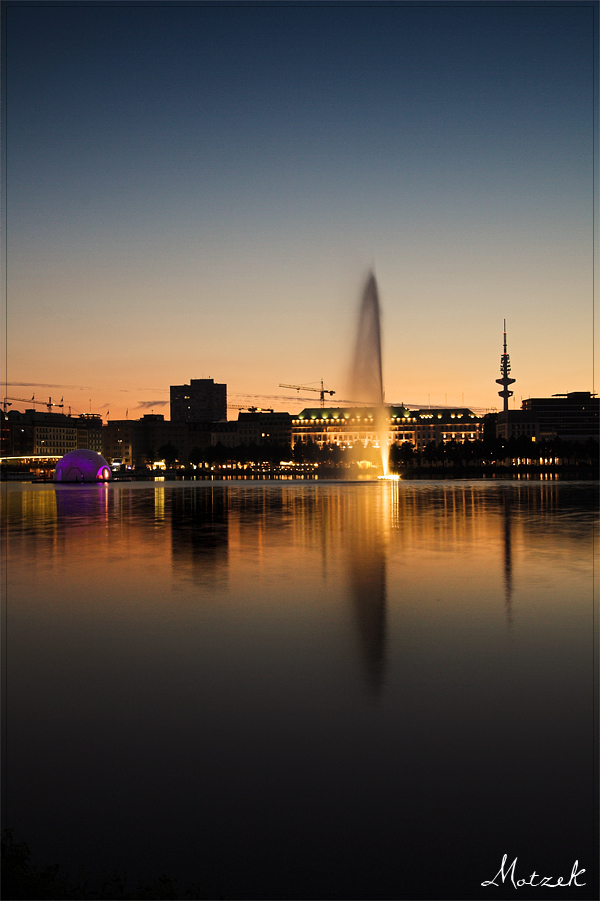 Foto von Fontäne auf der Binnenalster in Hamburg zur blauen Stunde