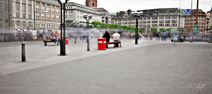 Foto von Hamburg Rathausmarkt Graufilter Belichtung Fußänger