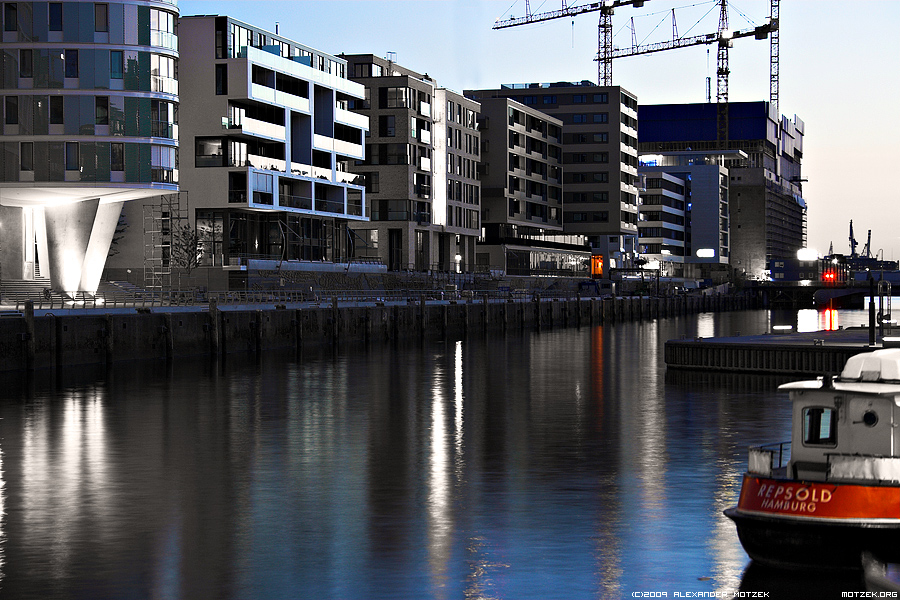 Foto von Museumshafen in der Hafencity Hamburg mit altem Kahn Repsold zur blauen Stunde