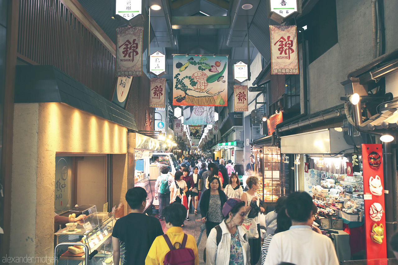 Nishiki Foto von Hunderte Strömen über den stark besuchten Nishiki Markt in Kyoto