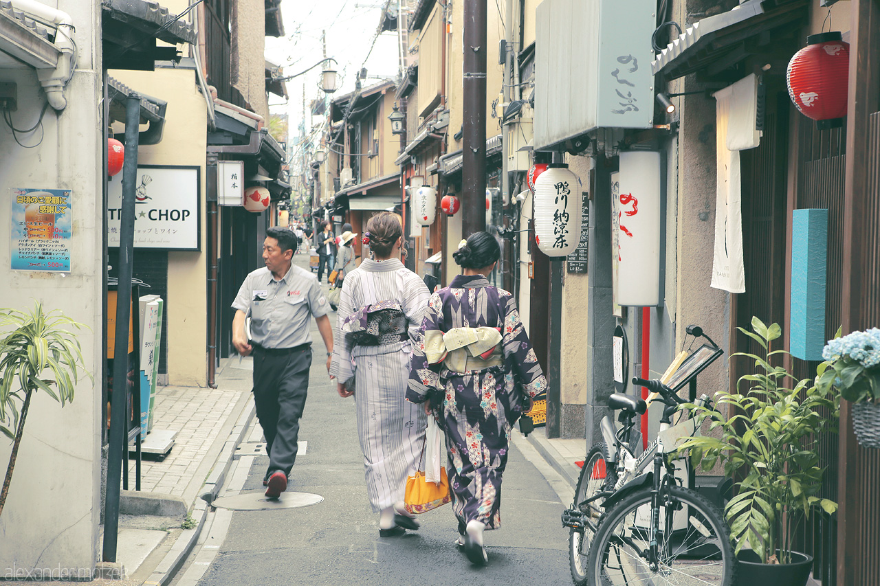 Chop Foto von In Kimonos gekleidete Frauen laufen entlang der Restaurantstraße Pontocho