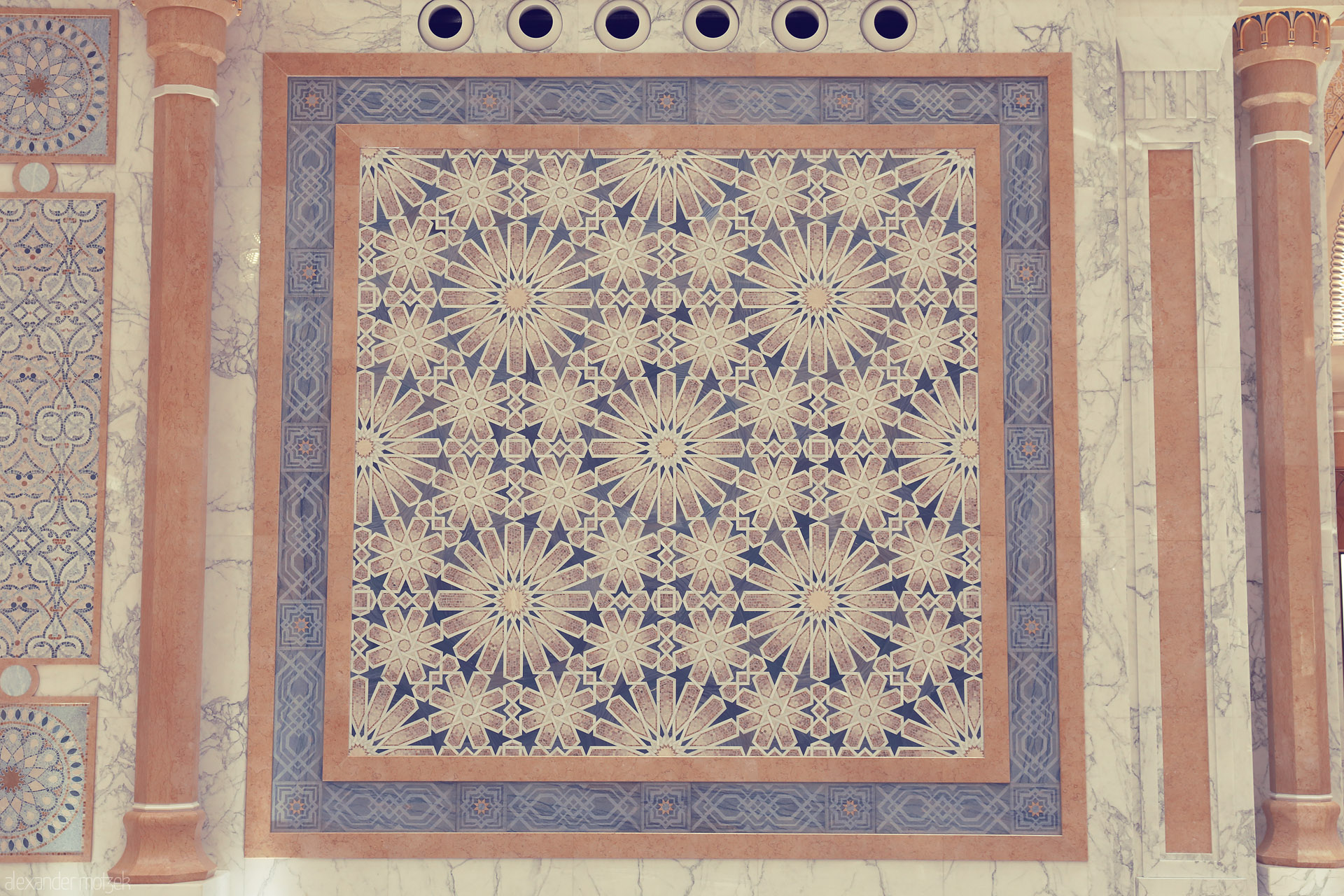 Zahrat Al Ras Foto von Intricate Islamic mosaic flourishes on marble in Al Ras Al Akhdar, Abu Dhabi – a blooming tribute to Emirati artistry.