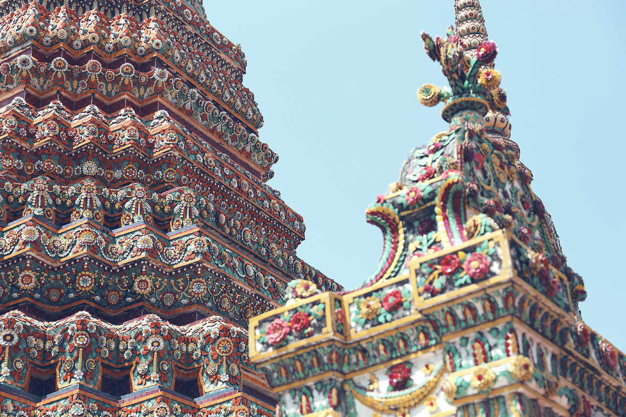 Sawatdee Serenity Foto von Intricate details of Phra Borom's vibrant temple architecture in Bangkok, Thailand, showcasing stunning patterns and colors under a clear blue sky.