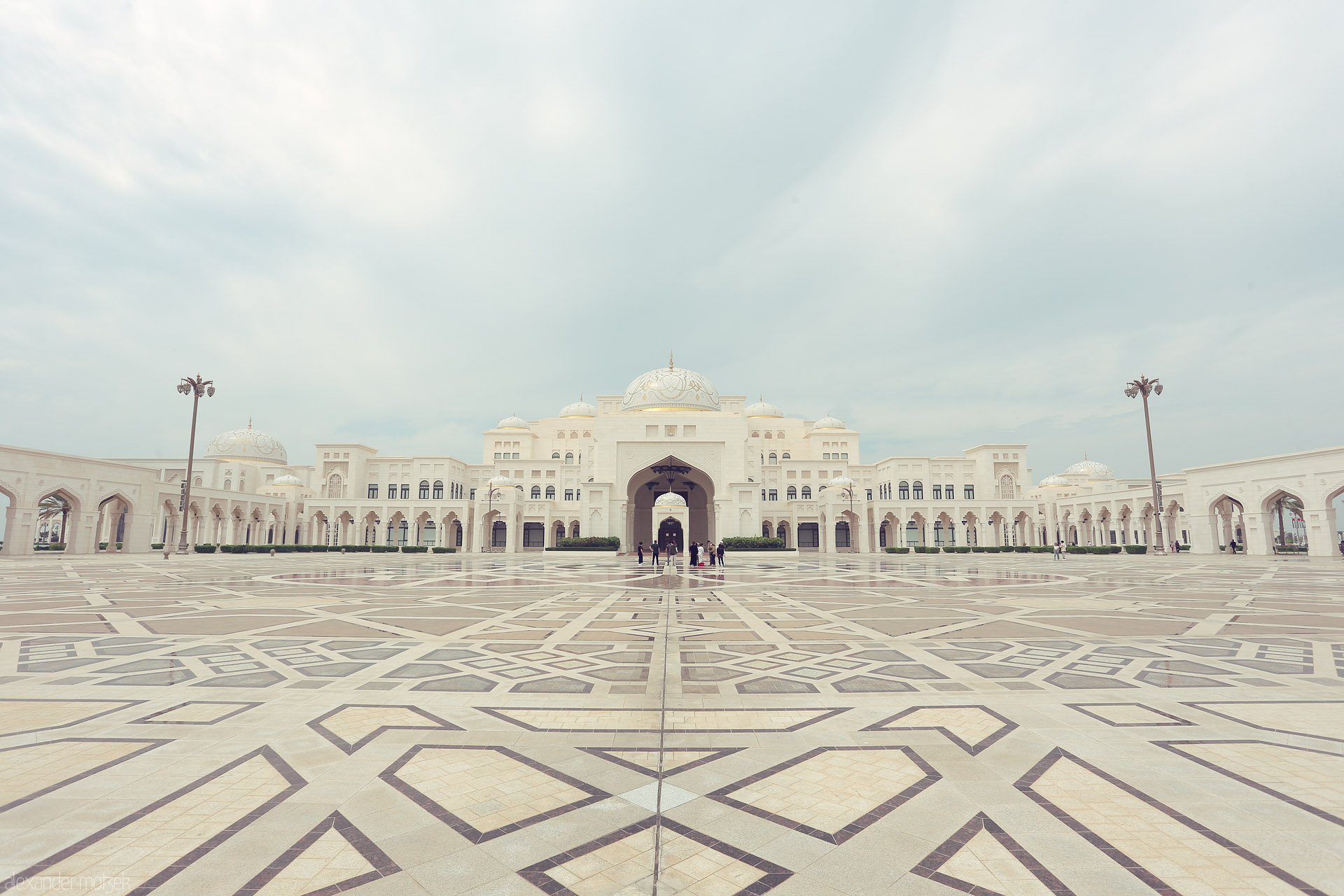 Noor Al Qasr Foto von Intricate marble patterns lead to Qasr Al Watan in Al Ras Al Akhdar, Abu Dhabi—a symphony of Arabian architecture under open skies.