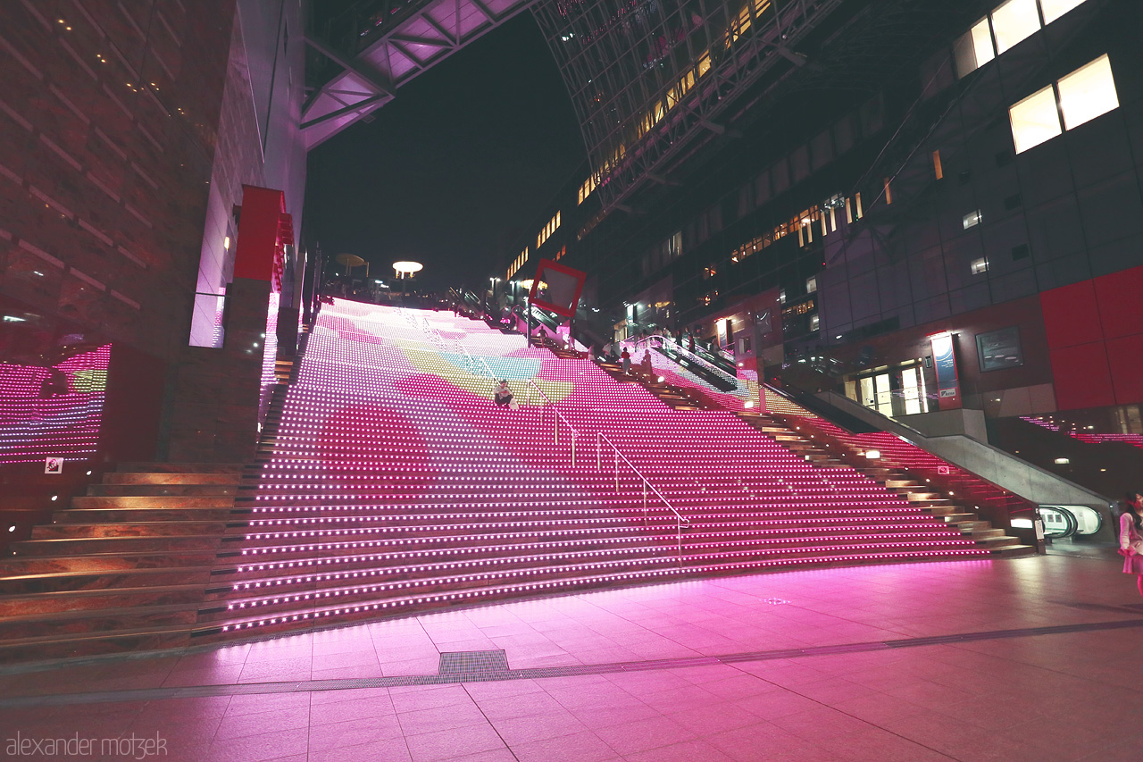 Foto von Abendliches Lichtermeer im Hauptbahnhof Kyoto mit tausenden Lichtern entlang der Treppen