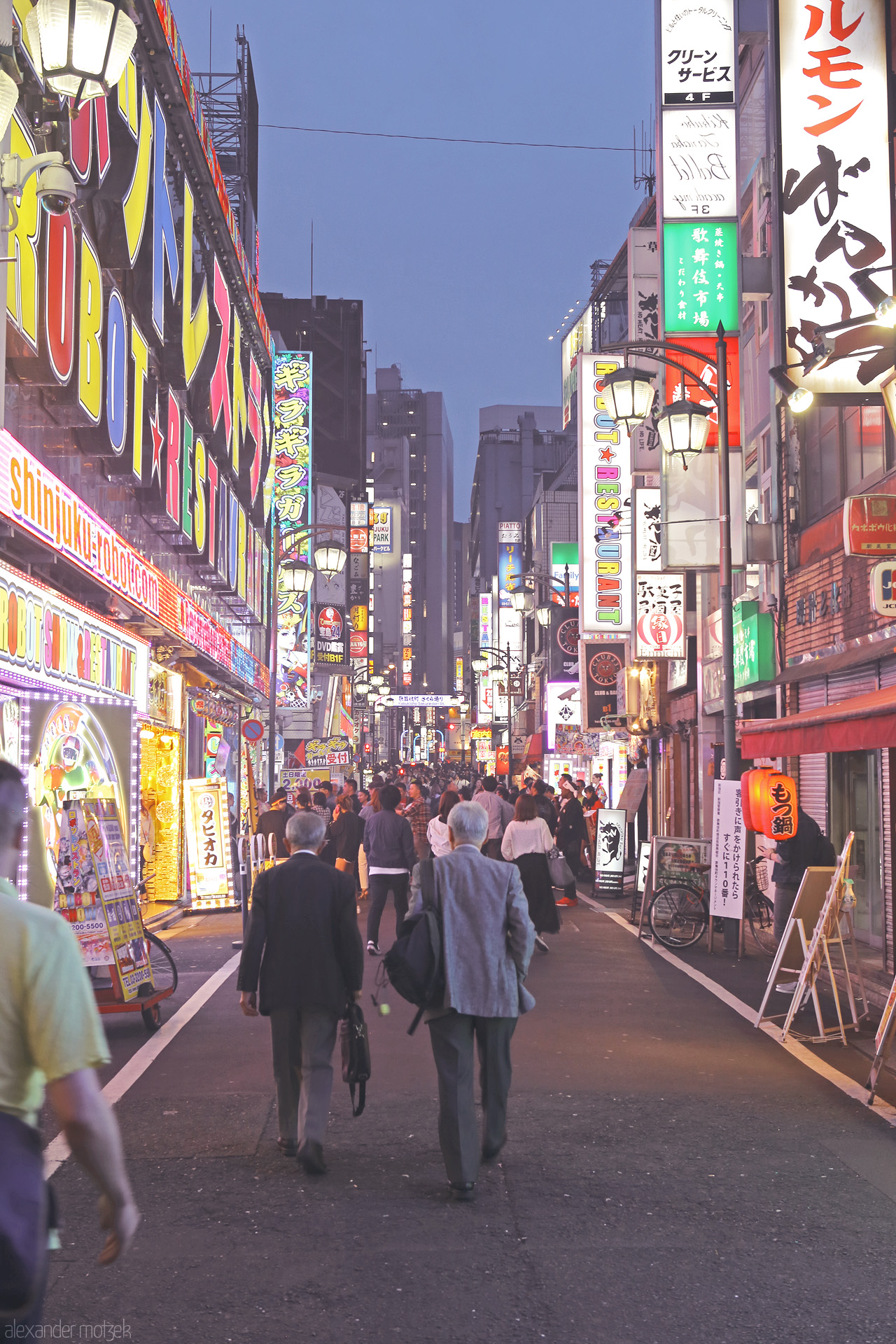 Foto von Das Lichtermeer von Akihabara erhellt die Nacht