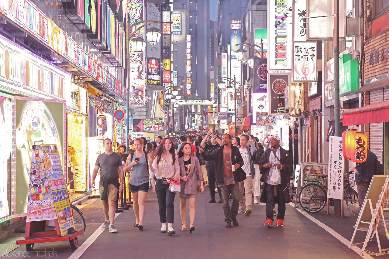 Foto von Das Lichtermeer von Akihabara erhellt die Nacht