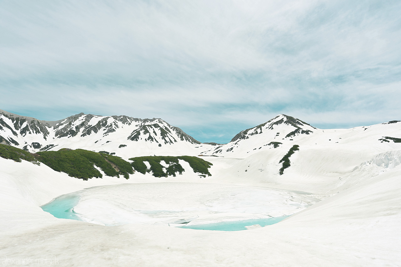 Foto von Der Gletschersee Mikuriga-ike in den japanischen Alpen auf über 3000m Höhe