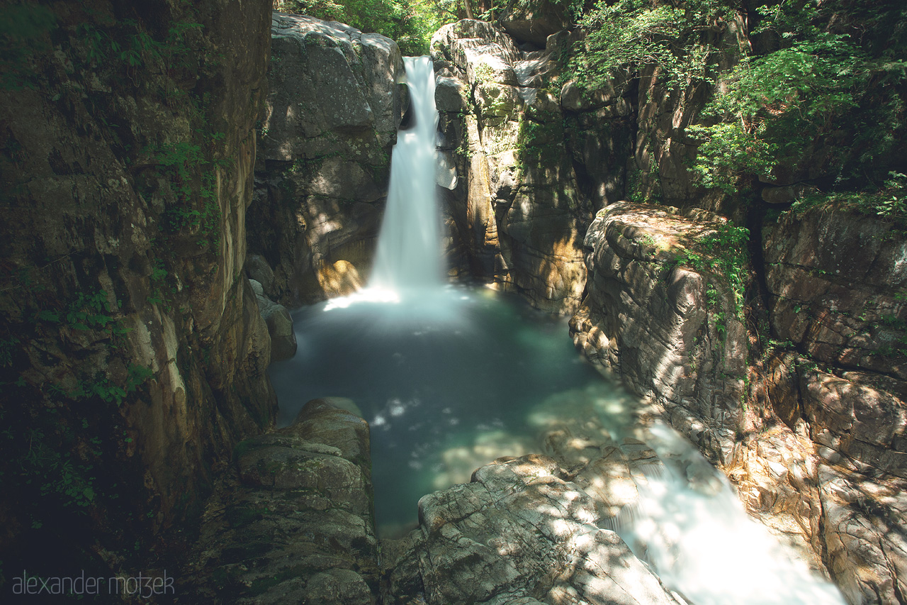 Foto von Glasklares Wasser am Munde des Wasserfalls Ryujin