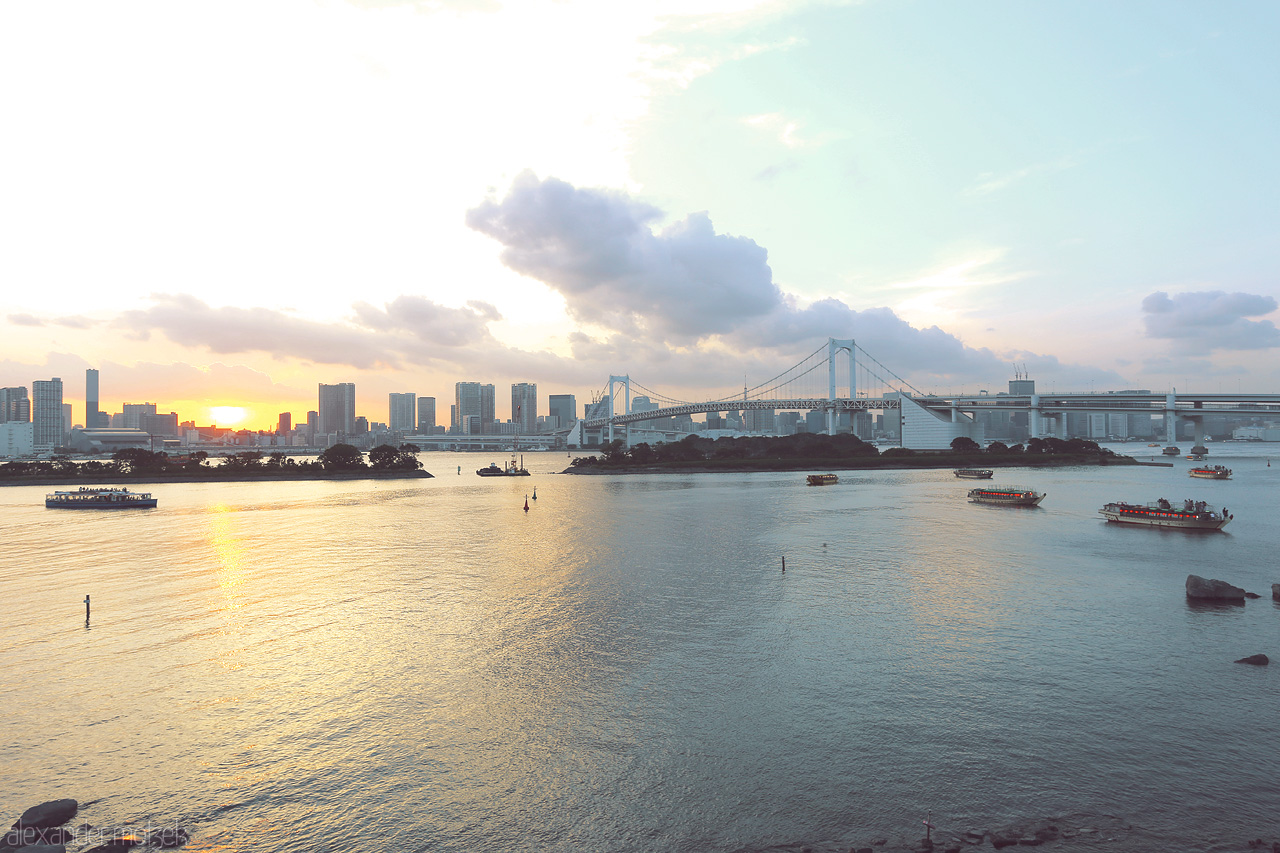 Foto von Im Sonnenuntergang erleuchtete Rainbow Bridge nach Tokyo