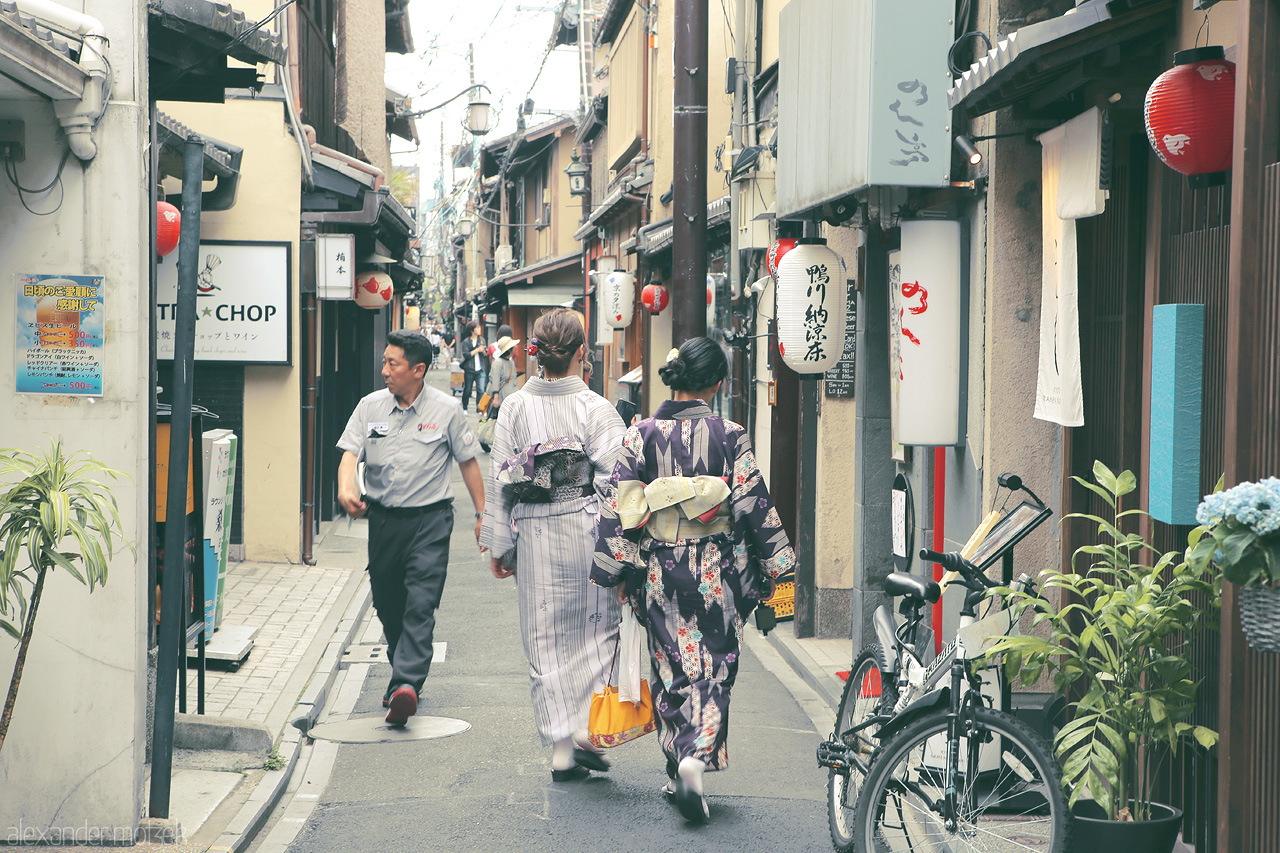 Foto von In Kimonos gekleidete Frauen laufen entlang der Restaurantstraße Pontocho