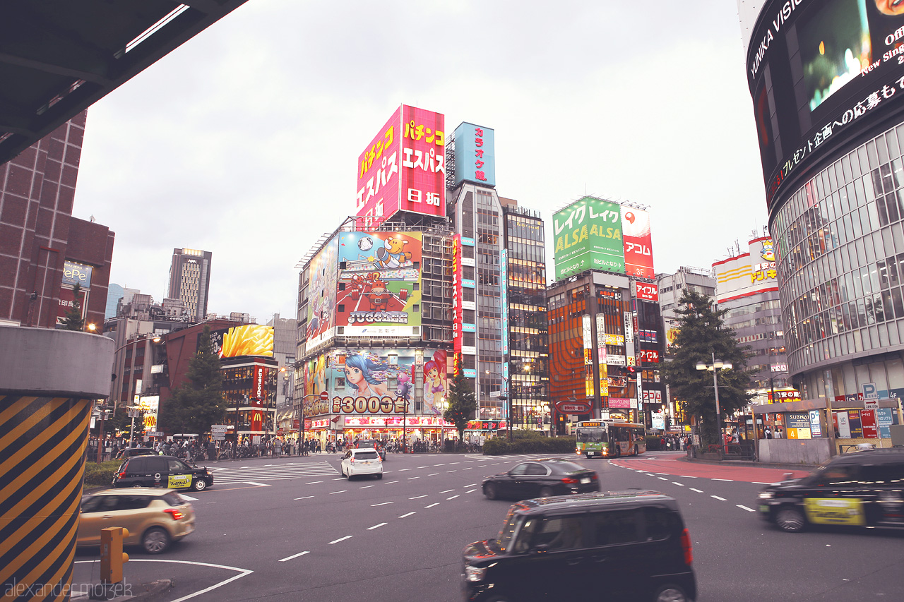 Foto von Lichtermeer an einer Kreuzung in Akihabara