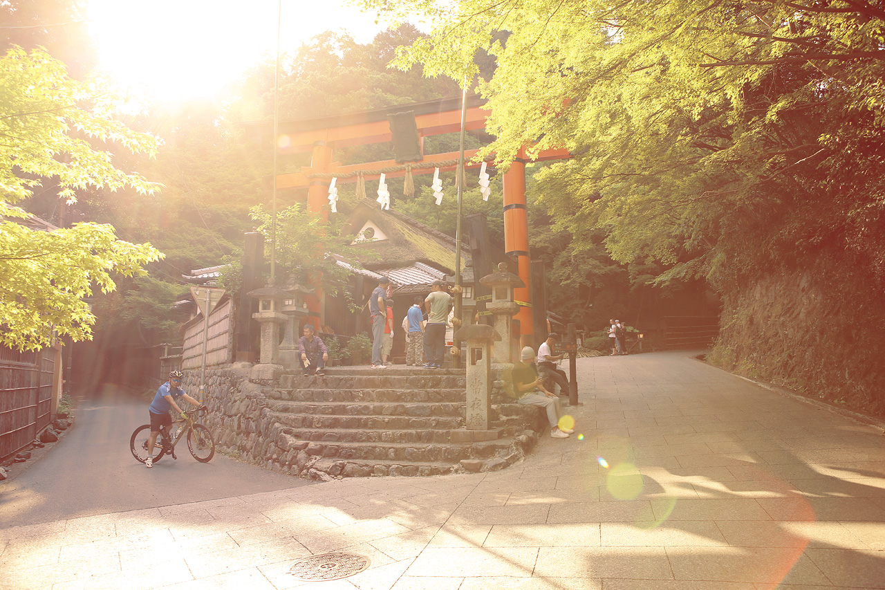 Foto von Riesiges orangenes Torii in Hiranoya