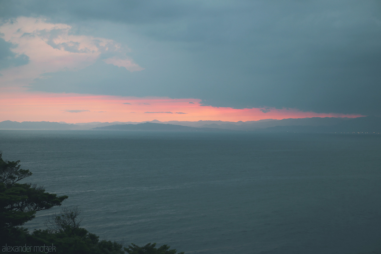 Foto von Sonnenuntergang über der Bucht von Izu