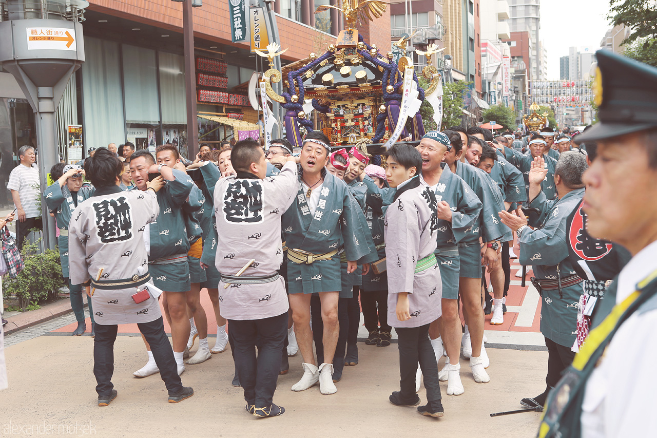 Foto von Starke Männer tragen einen Schrein zu Sanja Matsuri