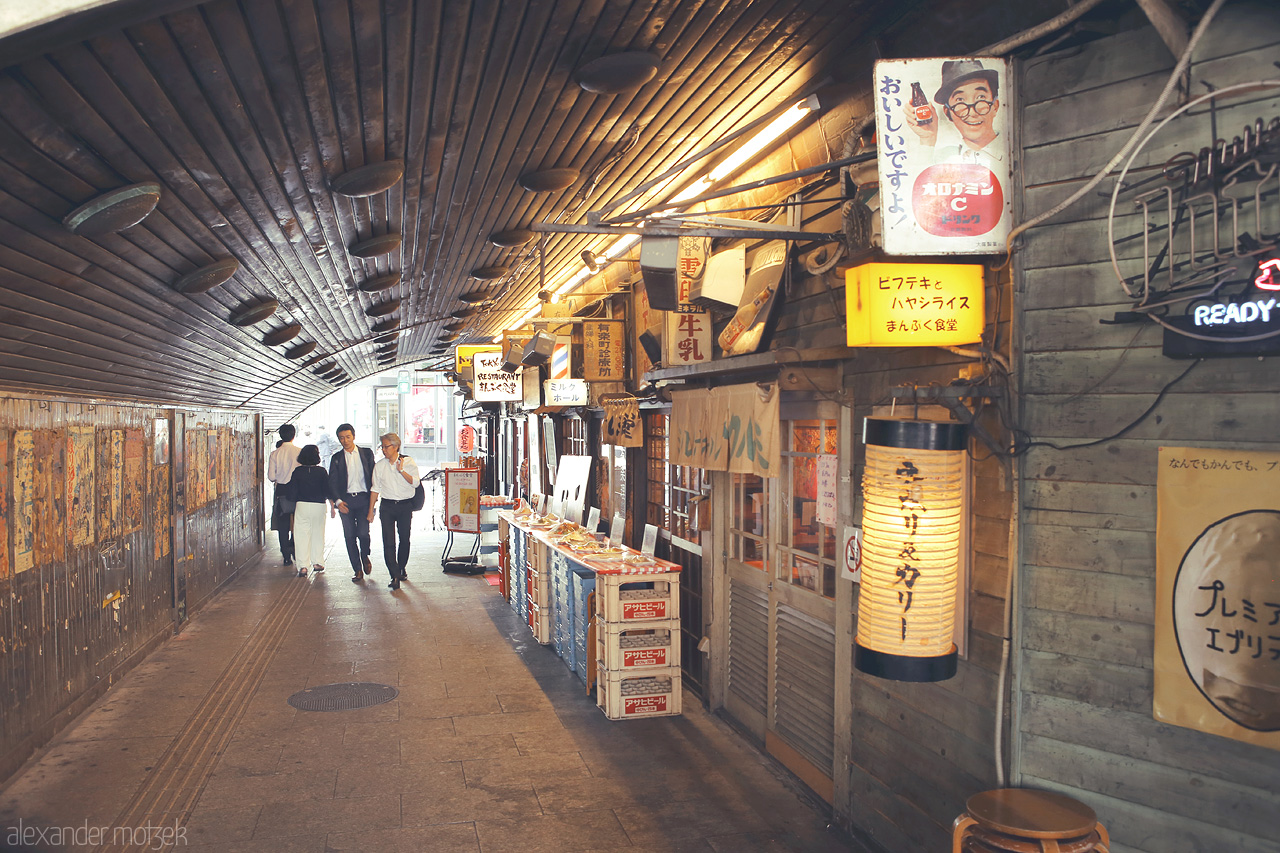 Foto von Unterführung mit Restaurants in Mitten von Tokyo