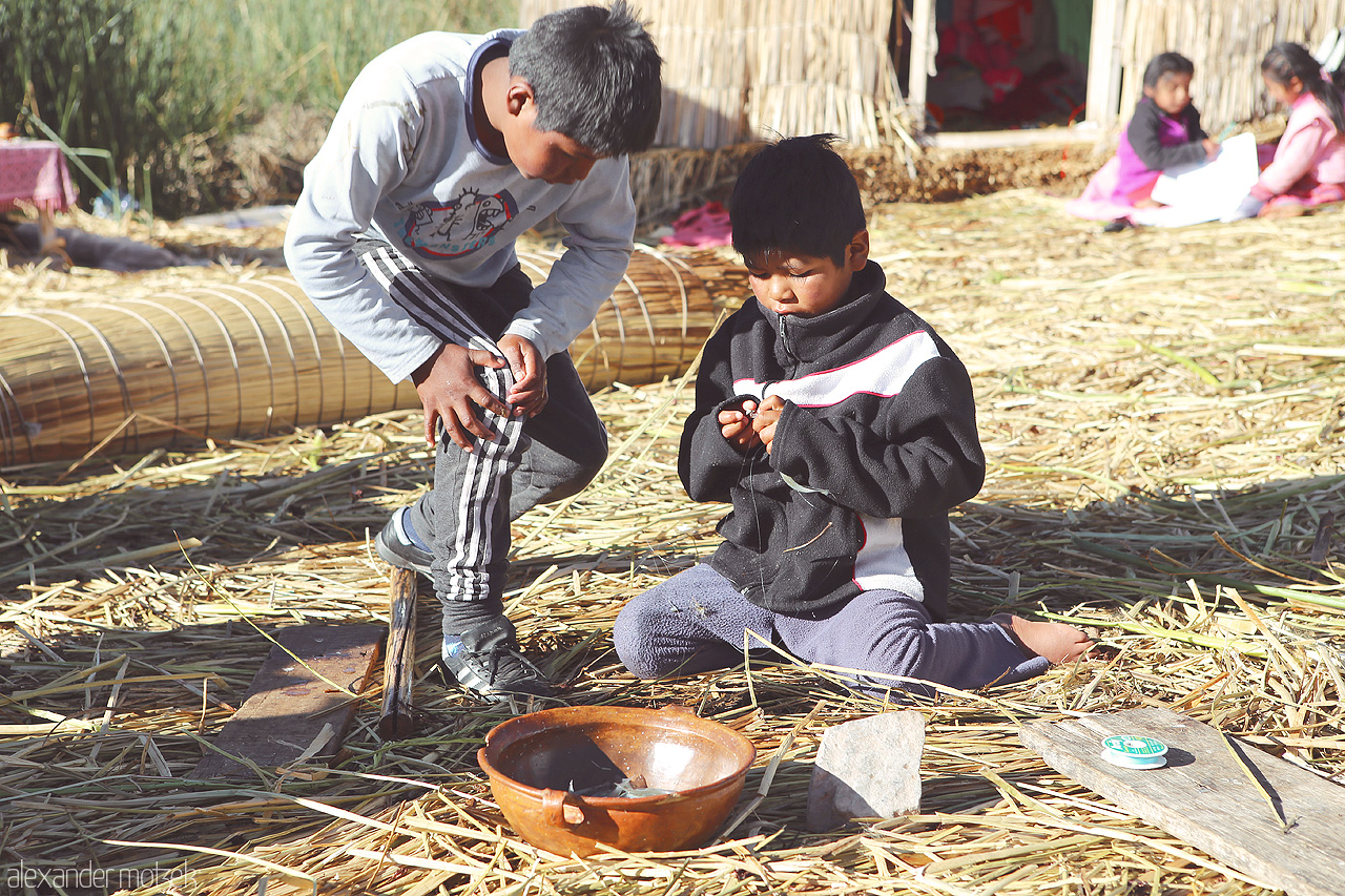 Isla de los Uros Foto von Jungen auf den Isla de los Uros