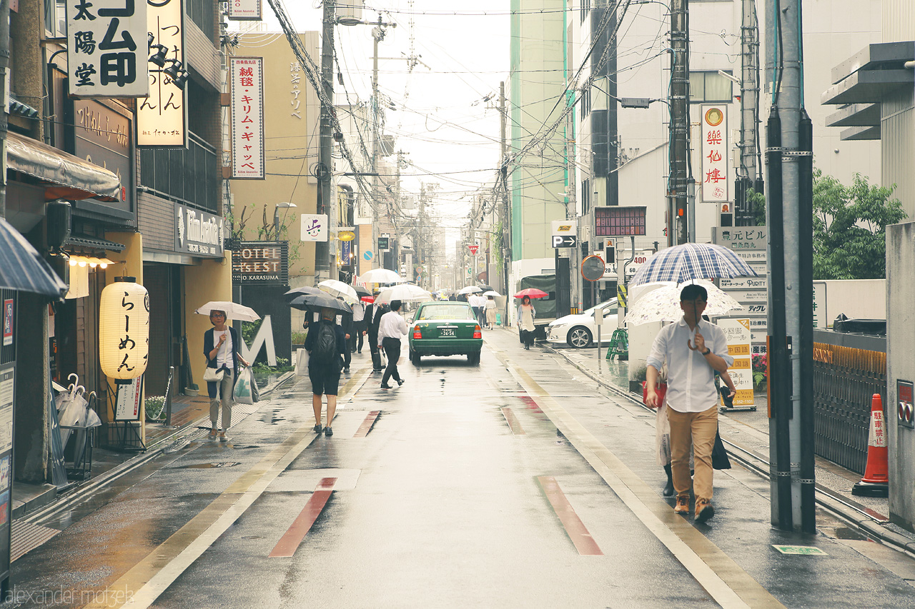 Karasuma Foto von Kyoto im Regen