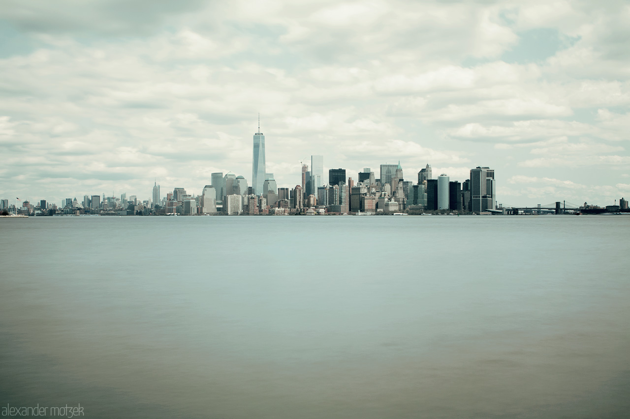 New York Flat Water Foto von Langzeitbelichtung New York City Skyline mit Graufilter am Tag
