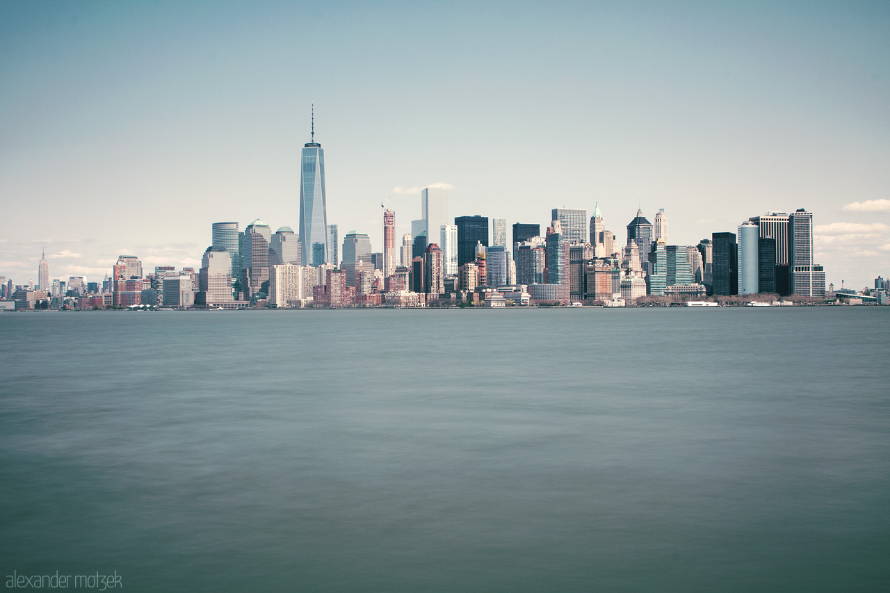 New York Flat Water Foto von Langzeitbelichtung New York City Skyline mit Graufilter am Tag