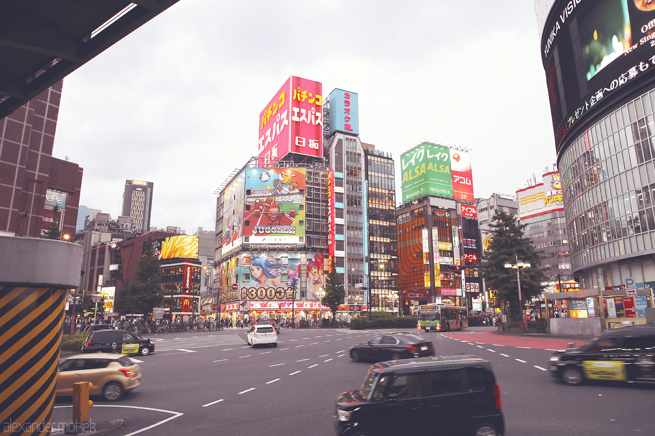Akihabara Foto von Lichtermeer an einer Kreuzung in Akihabara