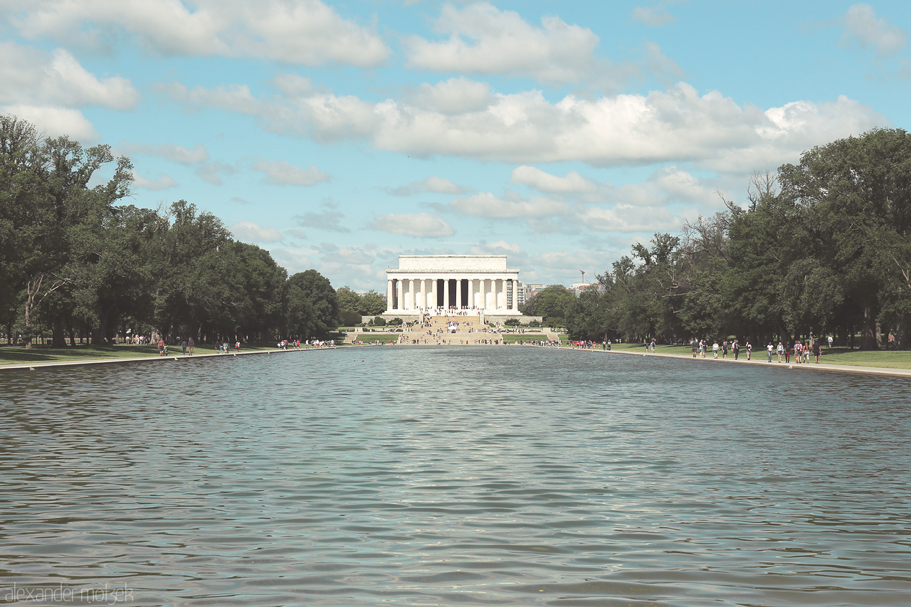 Reflecting Freedom Foto von Lincoln Memorial stands majestically over the tranquil Reflecting Pool in Washington, D.C., a symbol of history mirrored in serene waters.