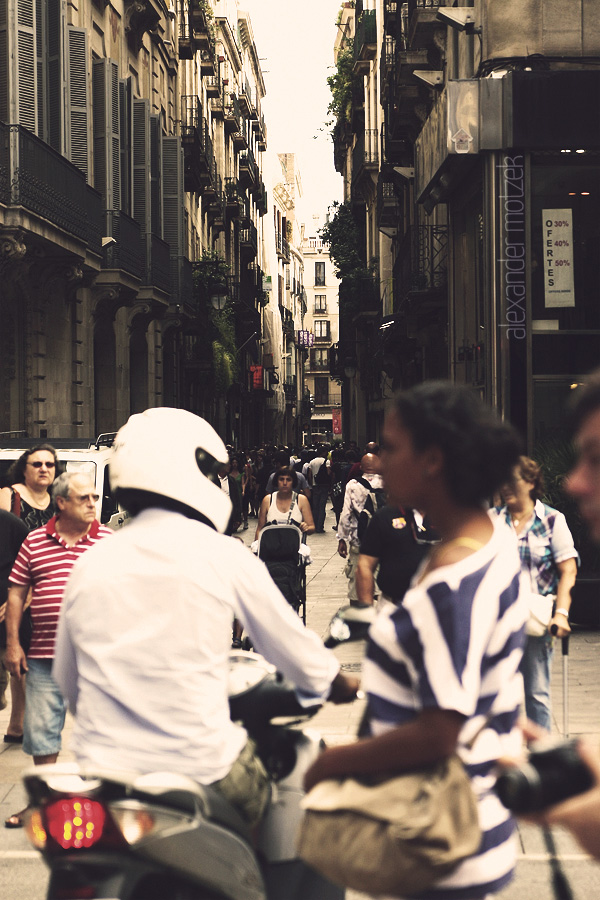 Barrio Buzz Foto von Lively street scene in Barcelona's bustling barrio, capturing the vibrant essence of local life and culture.