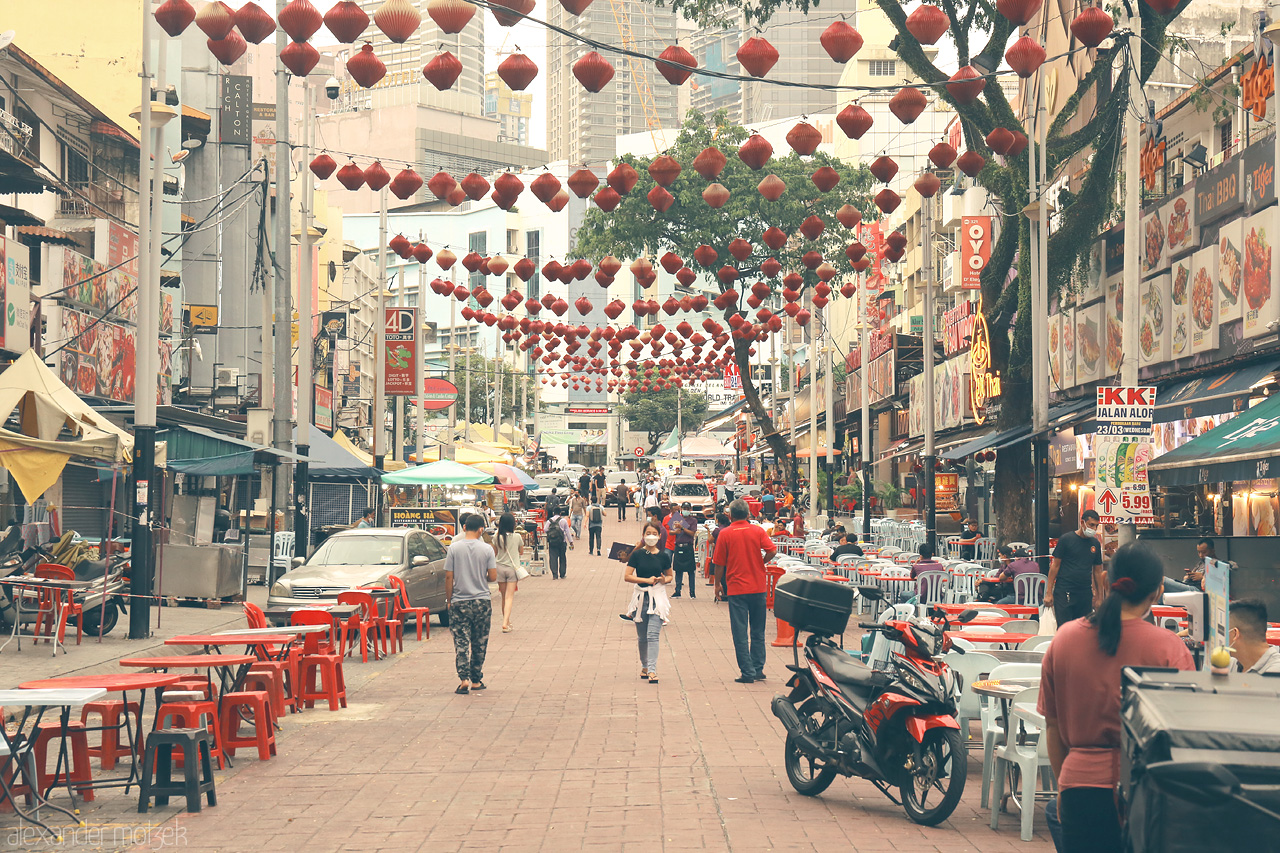 Pasar Petaling Dreams Foto von Bustling street in Kuala Lumpur adorned with red lanterns and vibrant stalls. Experience the lively heart of Malaysia's culture and cuisine.