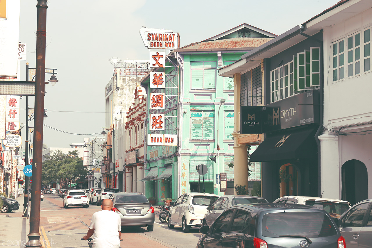 Penang Pathways Foto von Bustling street life in Penang, Malaysia, where vibrant heritage shophouses stand gracefully along a busy corridor.