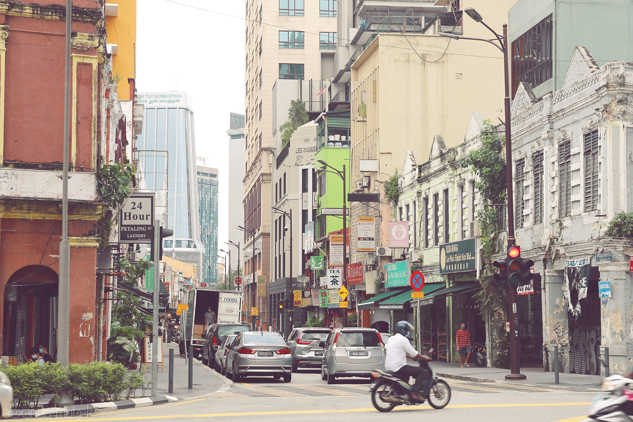 Jalan Lights Symphony Foto von Explore the vibrant streets of Kuala Lumpur where tradition meets modernity under the warm tropical sun.