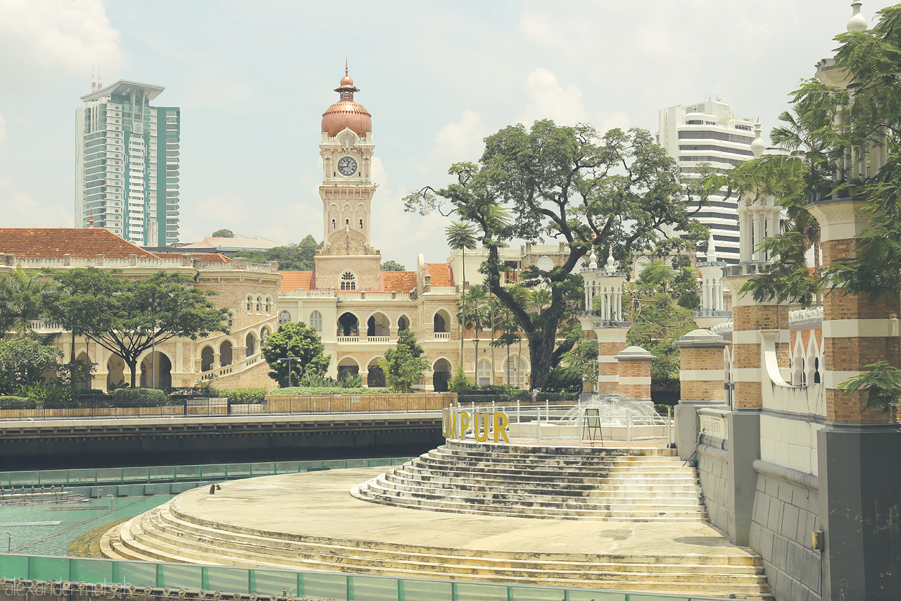 Time’s Harmony in KL Foto von Majestic view of Sultan Abdul Samad Building against Kuala Lumpur's skyline. A blend of history and modernity graces the riverside.