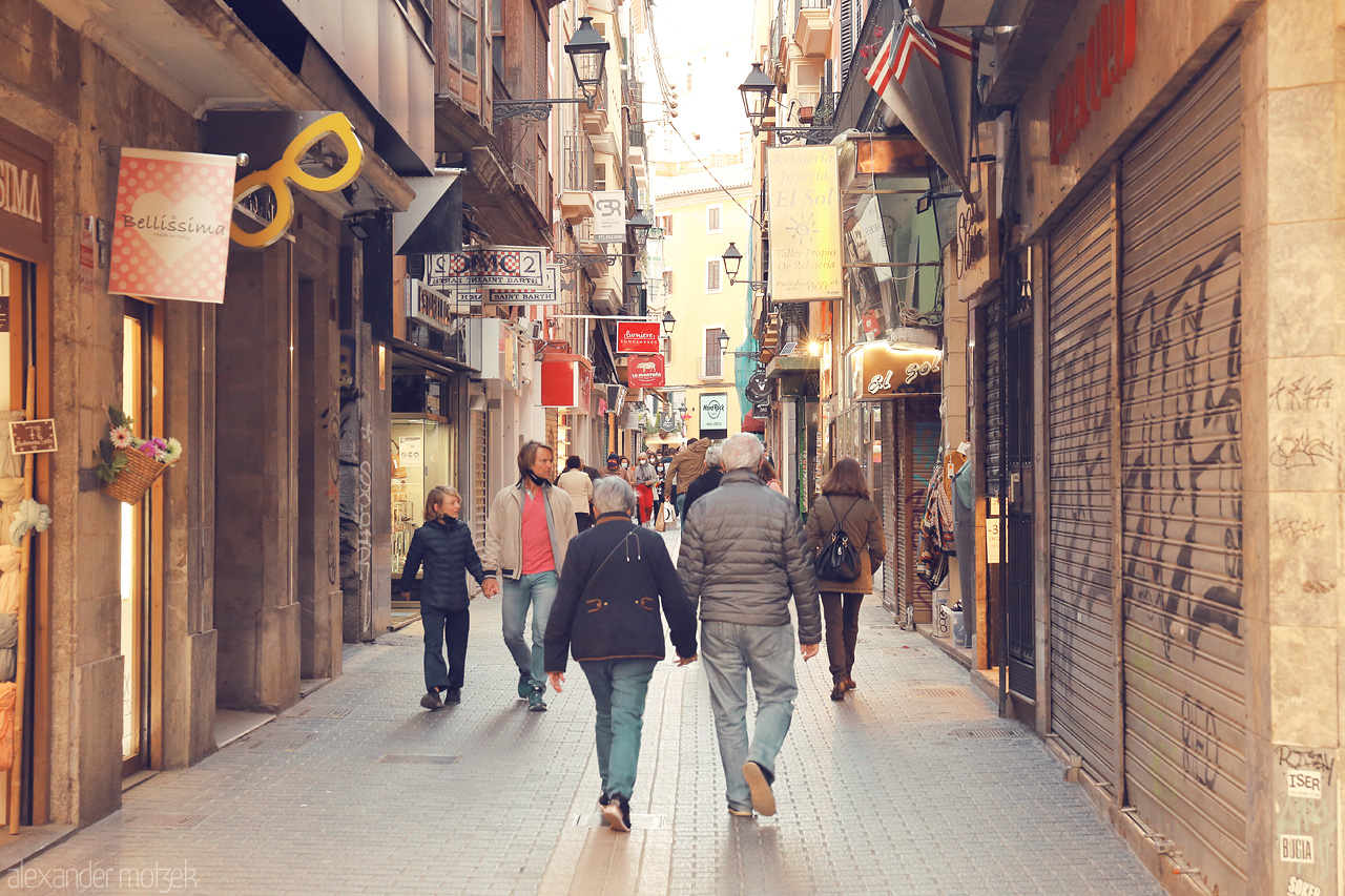 Carrer de Palma Foto von A warm stroll through the bustling backstreets of Palma, capturing the essence of local life in Mallorca's capital.