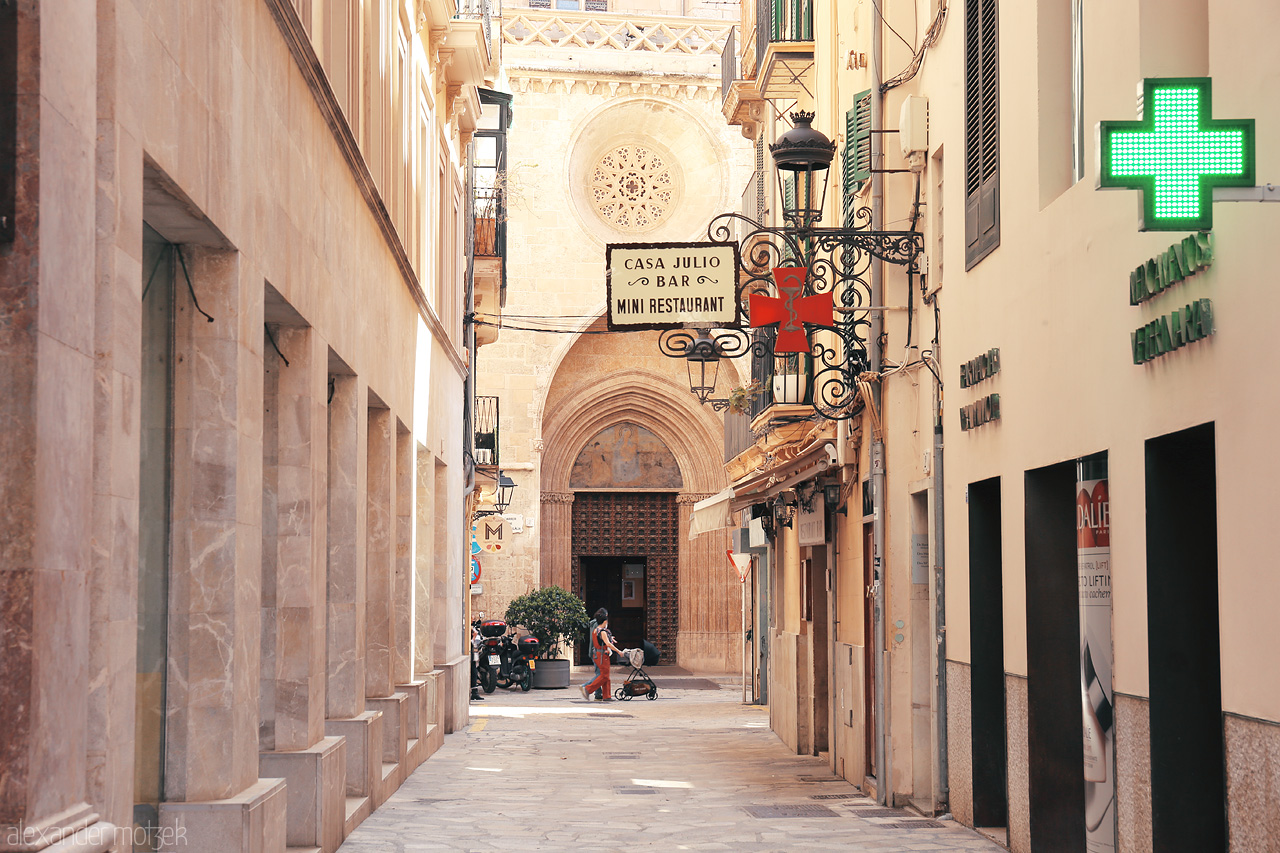 Casa Julio Foto von Charming cobblestone streets of Palma, with the Gothic architecture peeking in the sun-drenched alley.