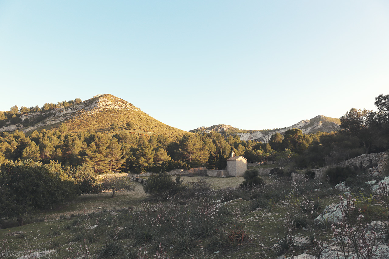 Foto von Gentle sunlight kisses the rural scape of Artà, Mallorca, encapsulating its tranquil beauty in a single frame.