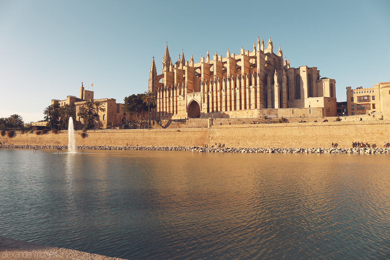 Gòtic a l'Aigua Foto von Gothic cathedral casting its reflection on the serene waters of Palma, Spain's sunny isle.