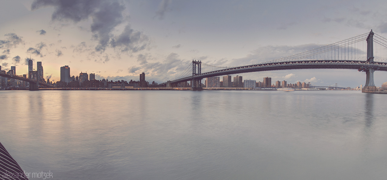 Manhattan Bridge Foto von Manhattan Bridge bei Nacht zur blauen Stunde