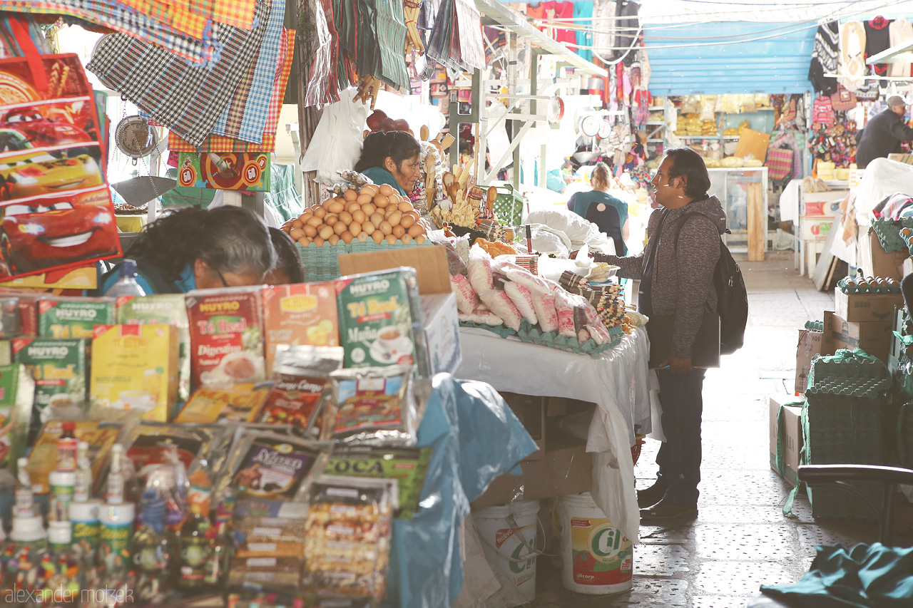 San Pedro Foto von Mann kauft Güter auf dem Markt San Pedro in Cusco