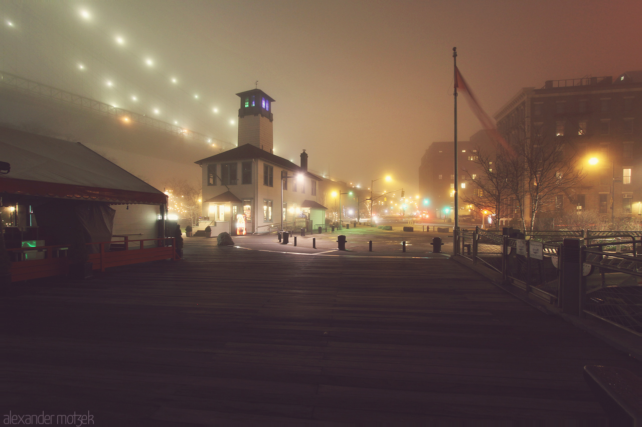 Dumbo Foto von Marktplatz von Dumbo mit Eiscreme Laden bei Nebel