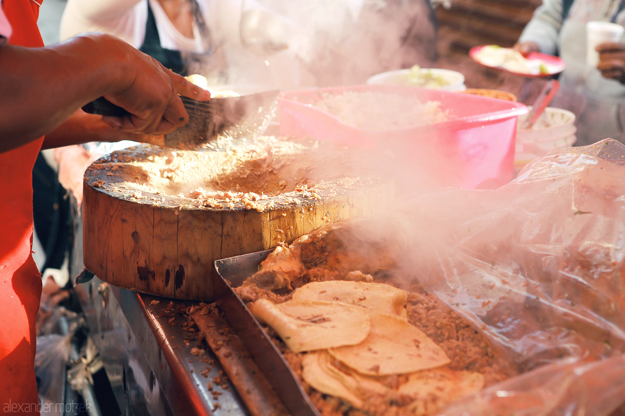 Foto von A bustling street food scene in Cuauhtémoc, Mexico City, with steaming tacos and vibrant local life.