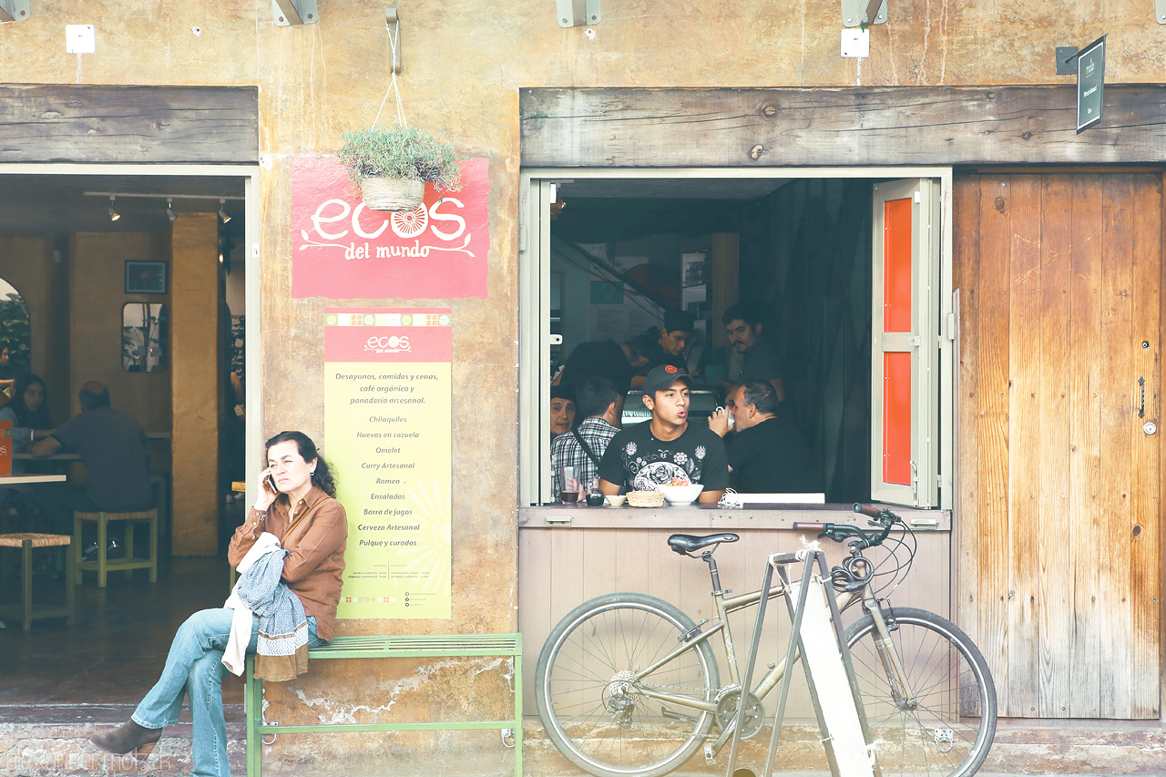 Foto von A local basks outside a lively Coyoacán eatery, with cultural vibrance and daily life intersecting.