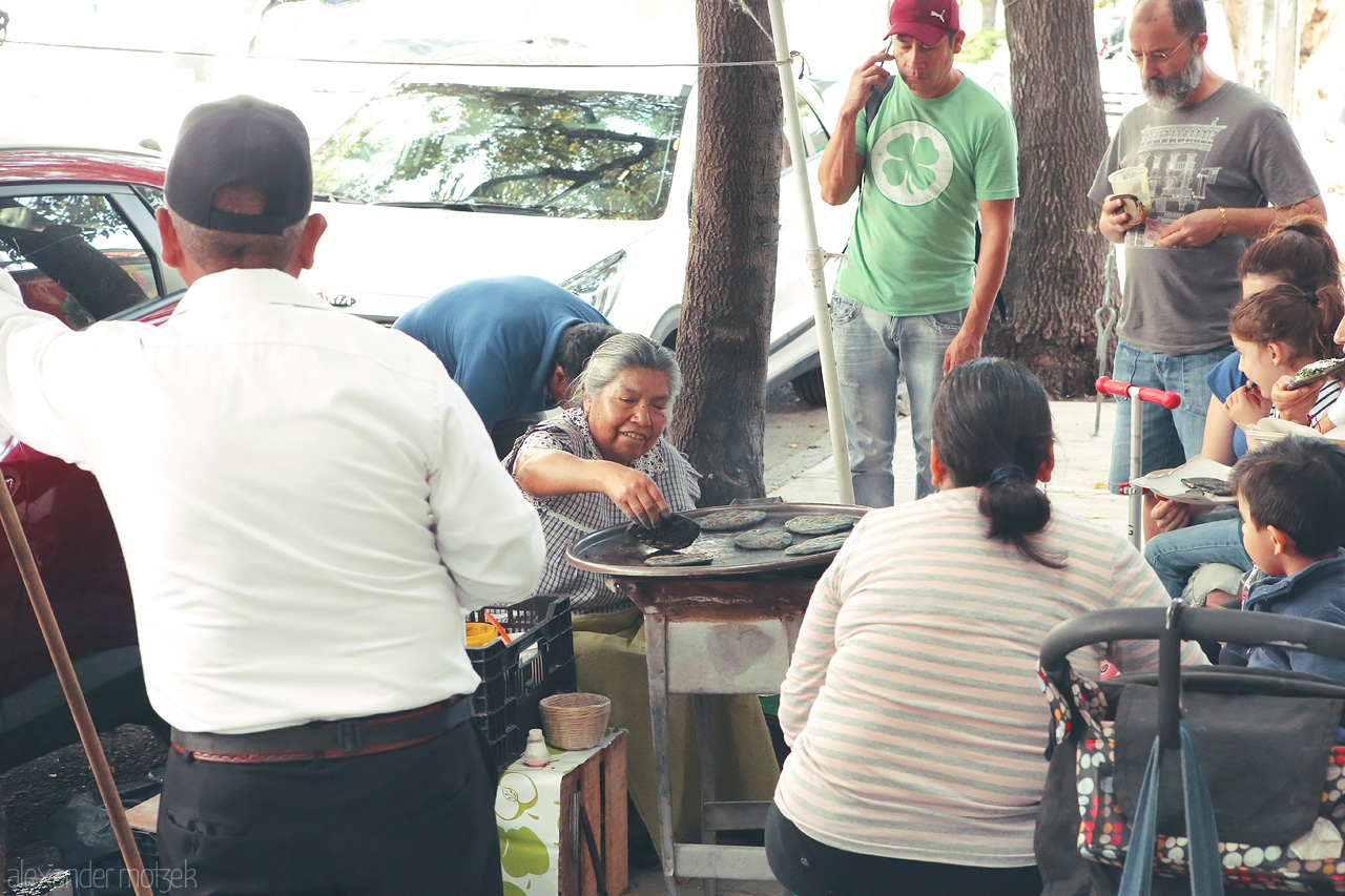 Foto von A local vendor prepares traditional food on a bustling street in Miguel Hidalgo, Mexico City.