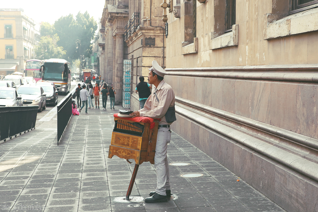 Foto von A lone organillero in Cuauhtémoc enchants passersby with traditional tunes on the bustling streets of Mexico City.